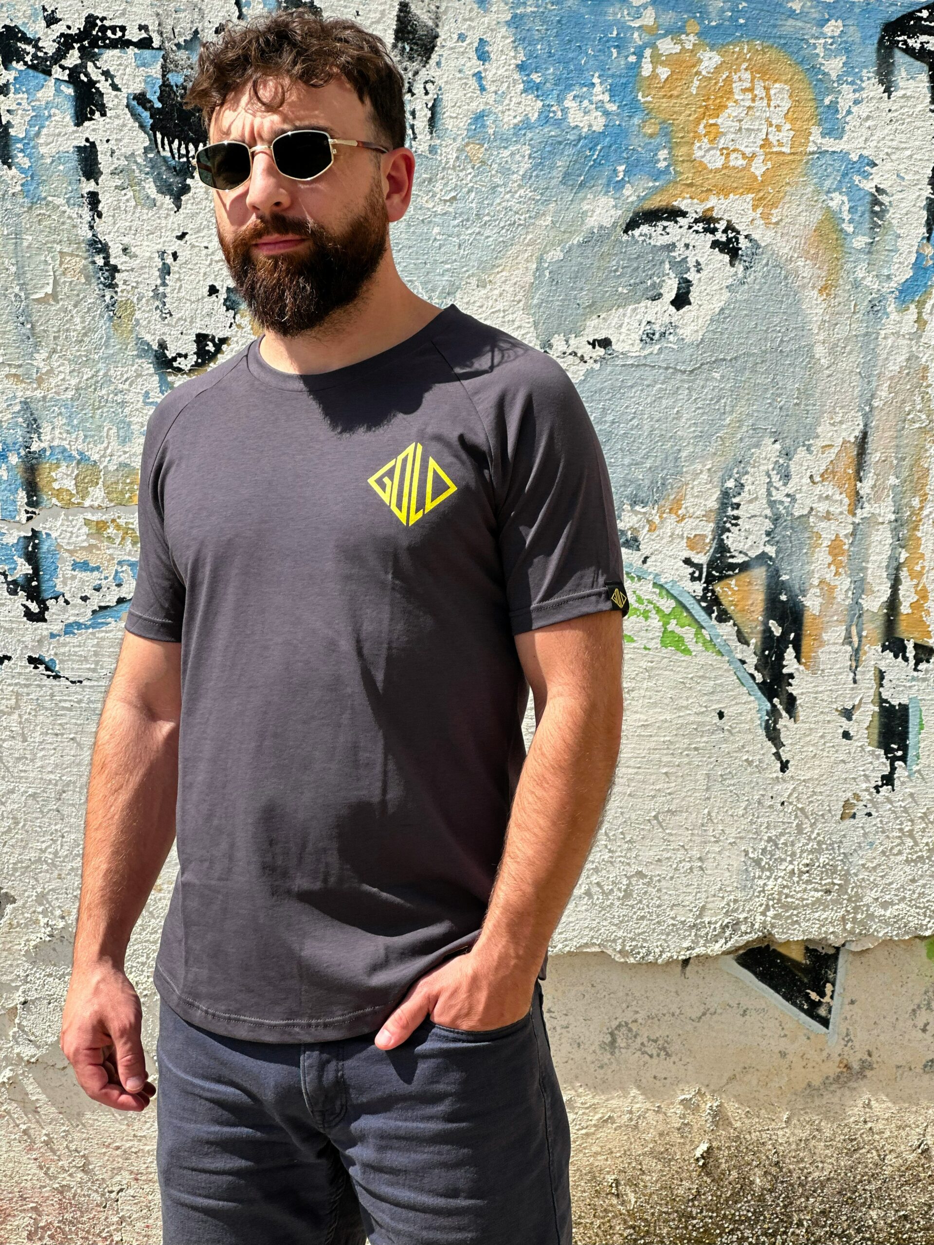 تيشيرت أسود نصف كم